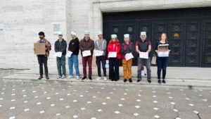 Protest în Piața Victoriei față de retragerea sprijinului politic pentru Ilie Bolojan