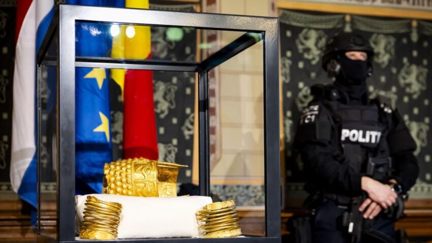 Tezaur recuperat: Coiful de la Coțofenești și brățări dacice, returnate României