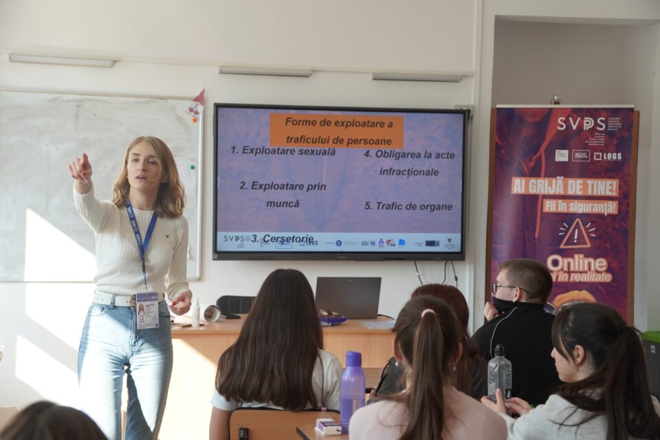 Peste 700 de elevi din Timiș, instruiți pentru siguranța online într-un proiect de prevenire a exploatării