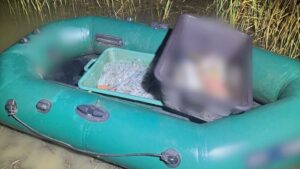 Bărbat reținut după ce a fost prins pescuind ilegal cu plase interzise, în Timiș