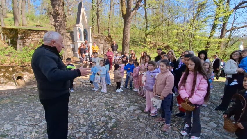 Vânătoarea de ouă de Paști la Basilica Papală Maria Radna; bucuria copiilor pe dealurile pelerinajului