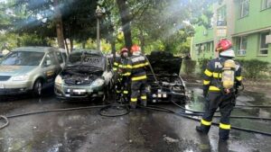 Trei mașini cuprinse de flăcări în Timișoara; incendiul a fost lichidat de pompieri