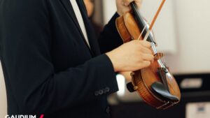 „Un Stradivarius în școli” ajunge la Timișoara: recitaluri și lecții interactive de muzică pentru elevi