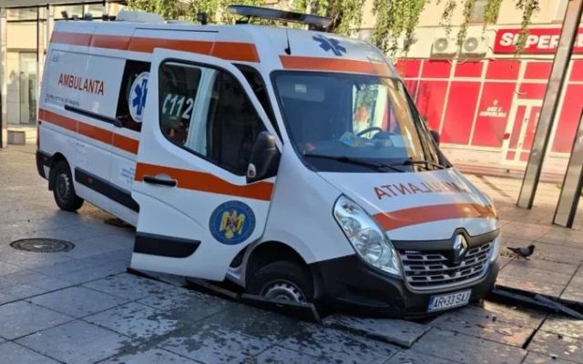 Ambulanță blocată într-o fântână arteziană din Arad, în drum spre o urgență