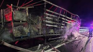Autotren încărcat cu piese auto, cuprins de flăcări pe autostrada A1