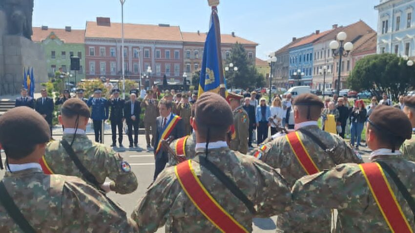 Triplă aniversare marcată prin defilare militară la Arad