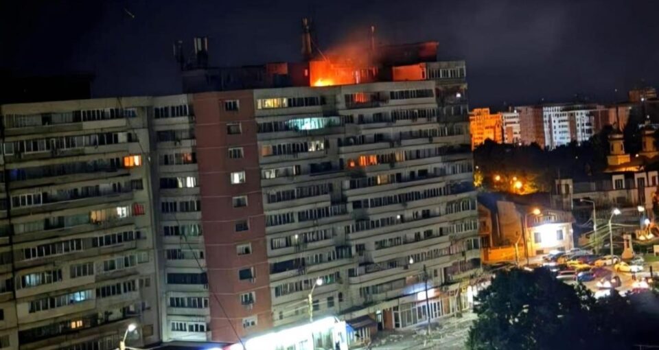 Dronă cu încărcătură explozivă prăbușită peste un bloc din Galați. Zeci de oameni evacuați