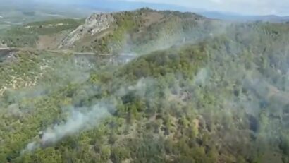 Incendiu de vegetație în Caraș-Severin: intervine și un elicopter Black Hawk