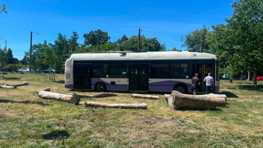 Un troleibuz scos din uz devine operă de artă: CODRU ART BUS se lansează în Parcul Copiilor