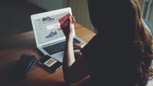 Expert UPT: Aplicațiile de pe telefon pot colecta mai multe date decât cred utilizatorii