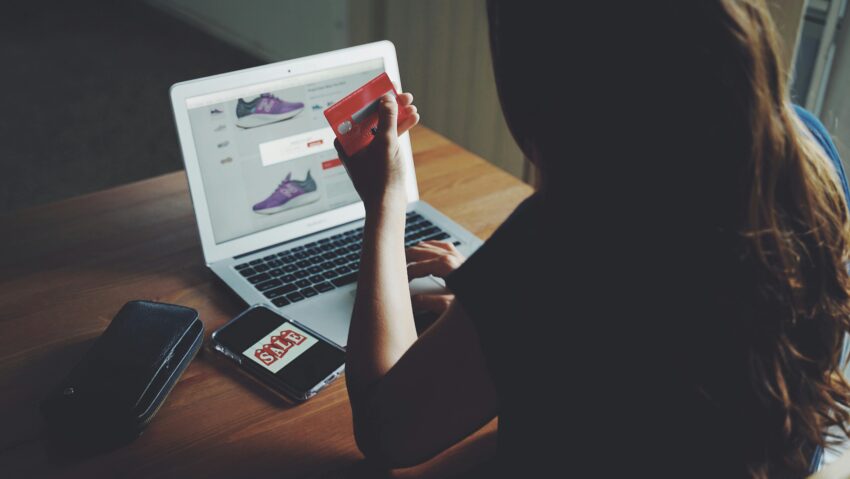 Bazele de date ale magazinelor online, noua țintă a fraudelor digitale