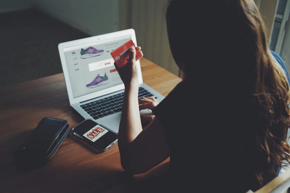 Bazele de date ale magazinelor online, noua țintă a fraudelor digitale