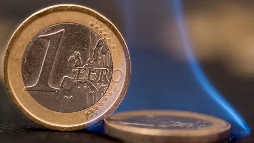 Leul continuă să se deprecieze faţă de euro și atinge un nou maxim istoric