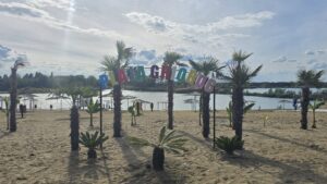 Plaja de la Ghioroc se deschide la finalul lunii. Jocurile gonflabile pe apă, atracția verii