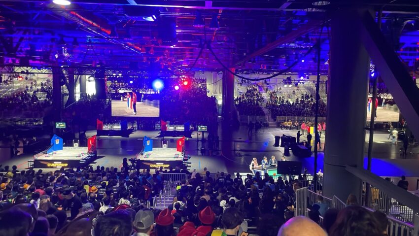 Elevii români domină Campionatul Mondial de Robotică din Houston. Pregătirea lotului a avut loc la Timișoara