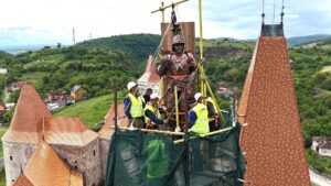 Cavalerul care îl reprezintă pe Iancu de Hunedoara a revenit pe Turnul Buzdugan al Castelului Corvinilor