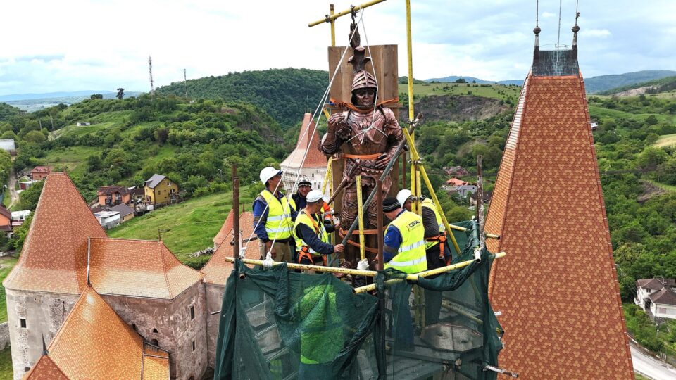Cavalerul care îl reprezintă pe Iancu de Hunedoara a revenit pe Turnul Buzdugan al Castelului Corvinilor