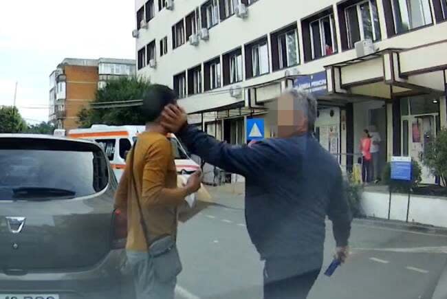Livrator din Sri Lanka, agresat de un agent de pază în curtea Spitalului Județean Arad