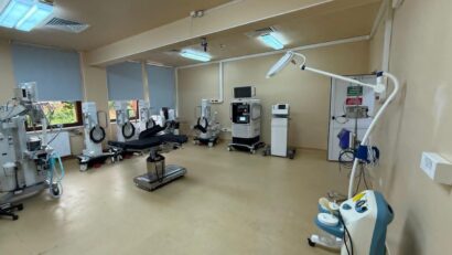 Prima intervenție chirurgicală asistată robotic la Maternitatea Odobescu din Timișoara