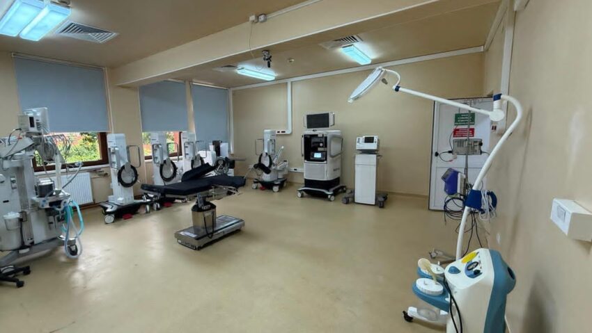 Prima intervenție chirurgicală asistată robotic la Maternitatea Odobescu din Timișoara