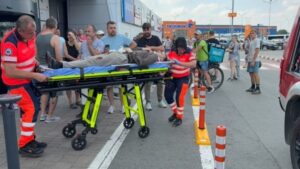 Un taximetrist intrat într-un grup de oameni la Shopping City Timișoara. Trei persoane au ajuns la spital