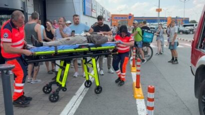 Un taximetrist intrat într-un grup de oameni la Shopping City Timișoara. Trei persoane au ajuns la spital