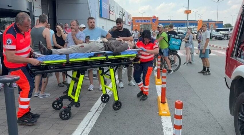 Un taximetrist intrat într-un grup de oameni la Shopping City Timișoara. Trei persoane au ajuns la spital