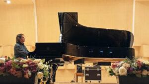 Pianistul Horia Mihail revine la Deva cu turneul național „Pianul Călător”