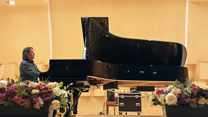 Pianistul Horia Mihail revine la Deva cu turneul național „Pianul Călător”