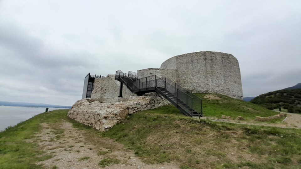 Cetatea Ladislau din Coronini a fost redeschisă pentru turiști după opt ani de restaurare