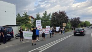 Marș al tăcerii la Dumbrăvița: sute de oameni cer trotuare și piste de biciclete după moartea a doi copii