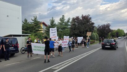 Marș al tăcerii la Dumbrăvița: sute de oameni cer trotuare și piste de biciclete după moartea a doi copii