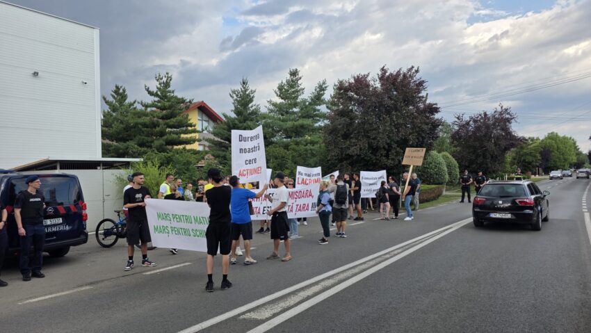 Marș al tăcerii la Dumbrăvița: sute de oameni cer trotuare și piste de biciclete după moartea a doi copii
