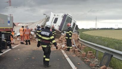 Accident grav în Timiș; un bărbat a murit după ce un autotren s-a răsturnat peste un autoturism