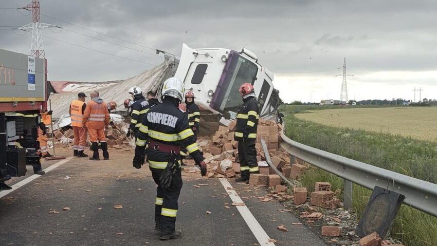 Accident grav în Timiș; un bărbat a murit după ce un autotren s-a răsturnat peste un autoturism