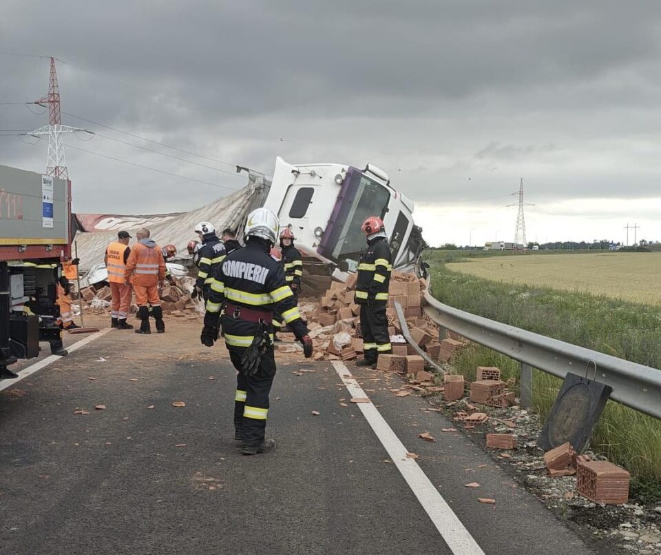 Accident grav în Timiș; un bărbat a murit după ce un autotren s-a răsturnat peste un autoturism