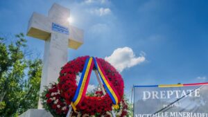 Nicușor Dan a comemorat victimele Mineriadei. Președintele a depus o coroană de flori în Piața Universității