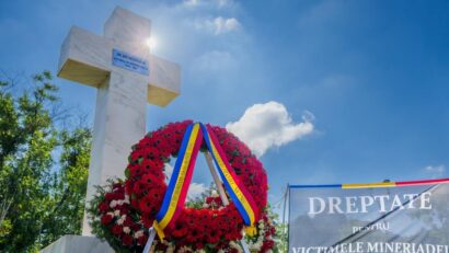 Nicușor Dan a comemorat victimele Mineriadei. Președintele a depus o coroană de flori în Piața Universității