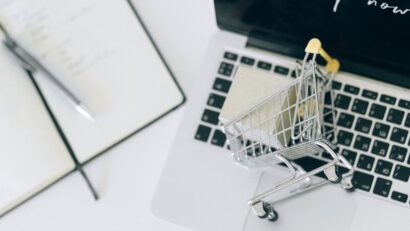 Fraude, servicii „gratuite” și costuri ascunse. Ce trebuie să știe cei care cumpără online
