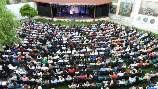 Comedie sub cerul liber: stagiunea 2026 a Teatrului ”Ethos” din Arad / PROGRAM