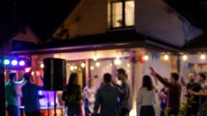Ce poți face dacă vecinii îți tulbură liniștea cu petreceri până dimineața