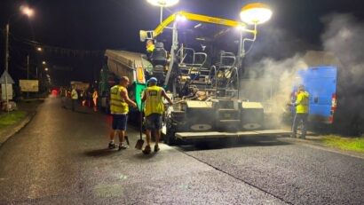 Lucrările pe DN 59A continuă pe timp de noapte