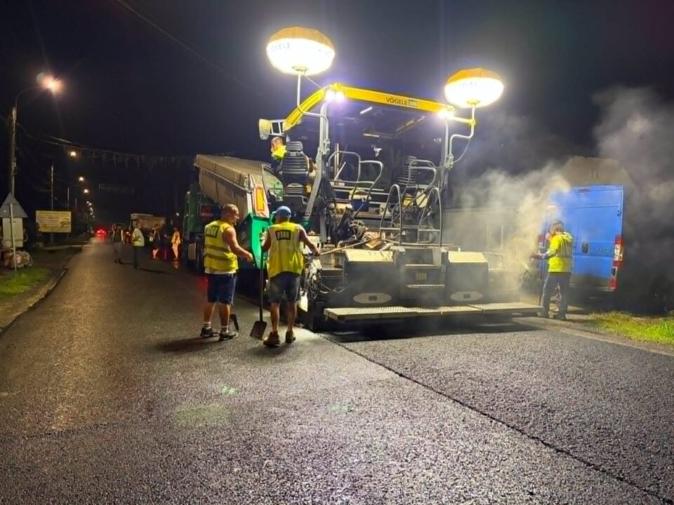 Lucrările pe DN 59A continuă pe timp de noapte