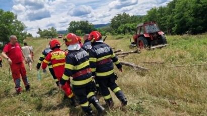 Bărbat prins sub un tractor, transportat cu elicopterul SMURD la spitalul din Deva
