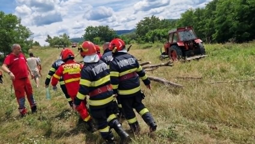 Bărbat prins sub un tractor, transportat cu elicopterul SMURD la spitalul din Deva