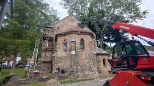 Lucrări complexe la Biserica Romano-Catolică din Văliug pentru stoparea unui atac fungic