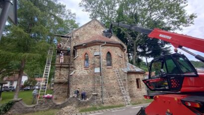 Lucrări complexe la Biserica Romano-Catolică din Văliug pentru stoparea unui atac fungic