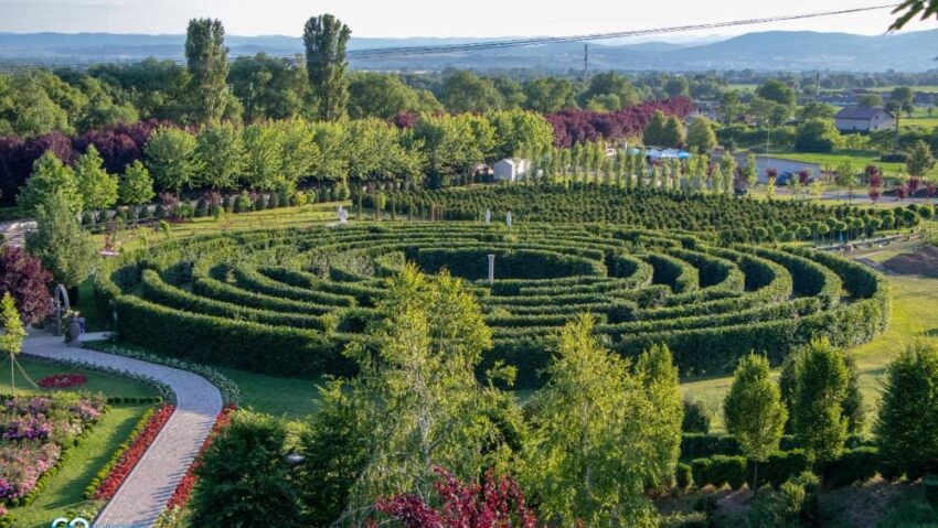 I Giardini di Zoe așteaptă vizitatorii în Labirintul lui Achille