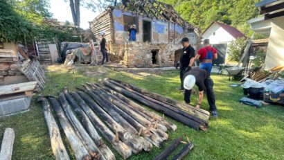 O casă tradițională din Caraș-Severin este salvată și mutată la Muzeul Satului Bănățean