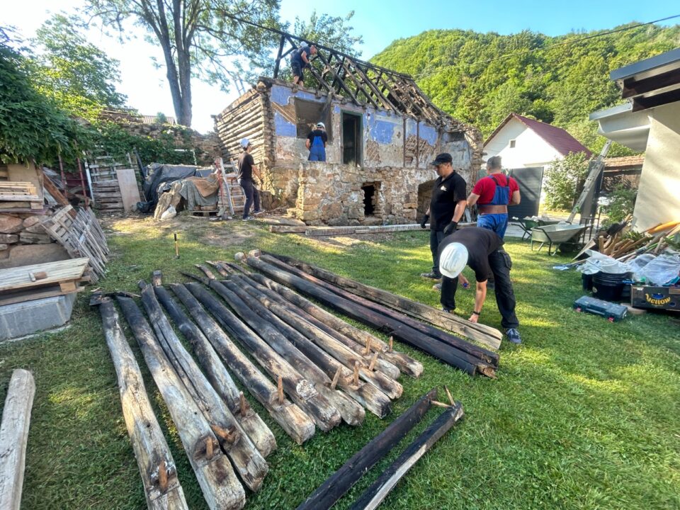O casă tradițională din Caraș-Severin este salvată și mutată la Muzeul Satului Bănățean